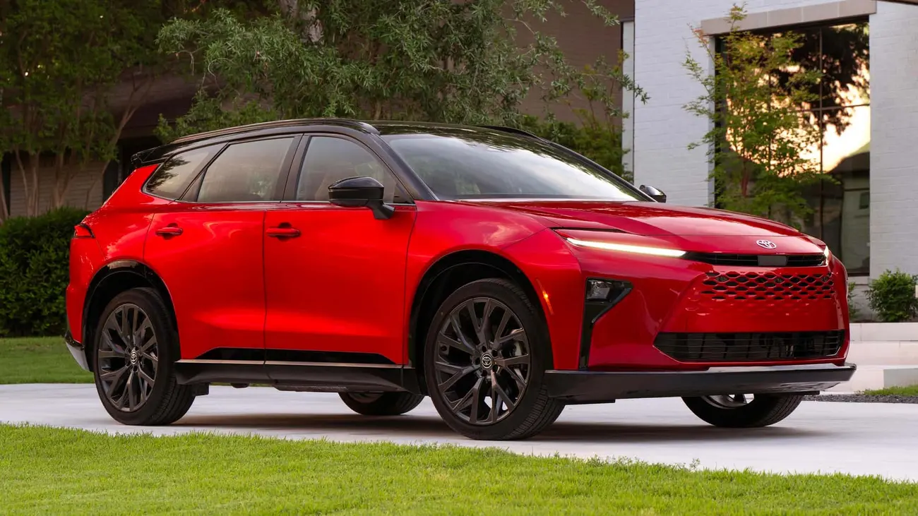 خودرو کراون سیگنیا (Toyota Crown Signia) قرمز رنگ در فضای باز