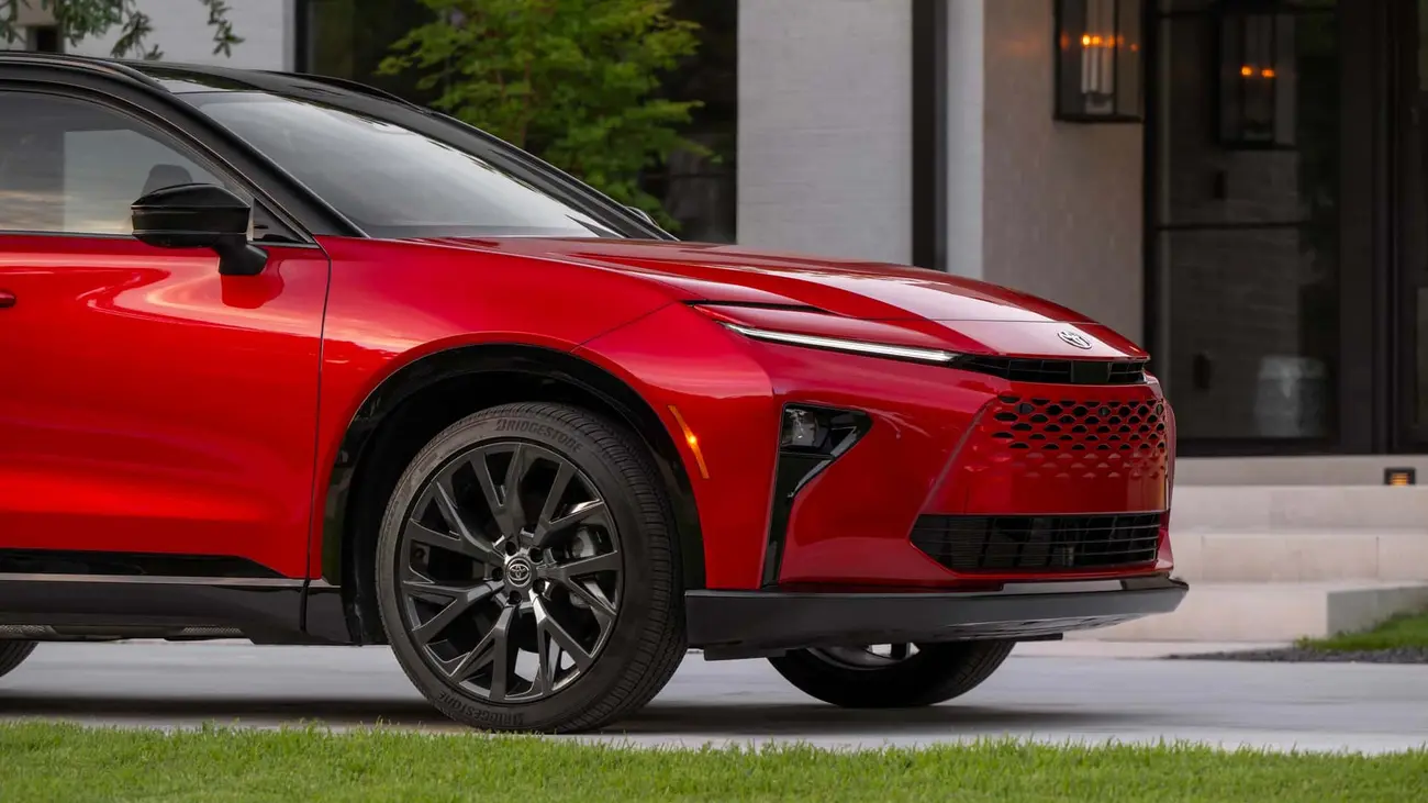 خودروی قرمز رنگ تویوتا کراون سیگنیا (Toyota Crown Signia) با طراحی تهاجمی