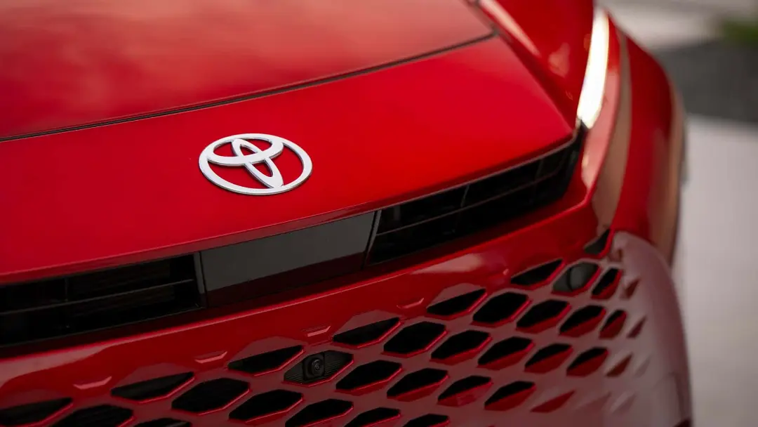 لوگو تویوتا / Toyota روی بدنه خودرو از نمای نزدیک