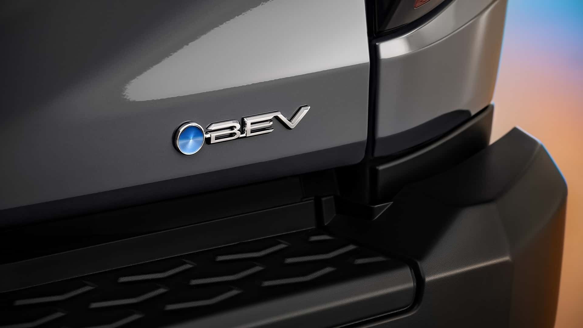 لوگو BEV روی درِ صندوق تویوتا هایلوکس ۲۰۲۶ نمای نزدیک