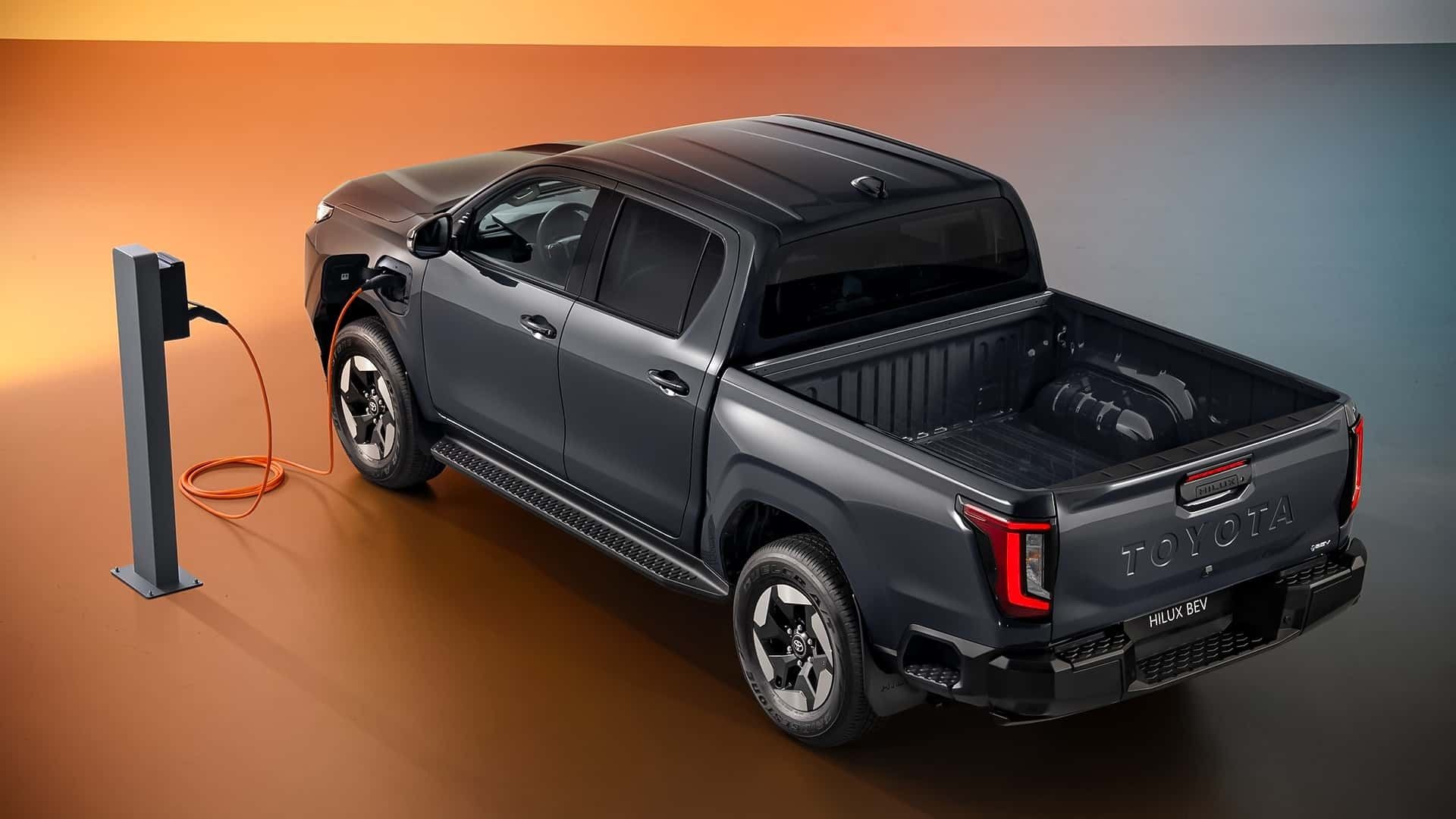 نمای سه‌چهارم عقب خودرو تویوتا هایلوکس ۲۰۲۶ در حال شارژ