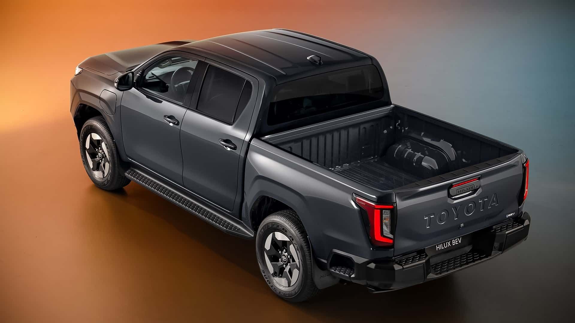 نمای سه‌چهارم عقب وانت تویوتا هایلوکس ۲۰۲۶