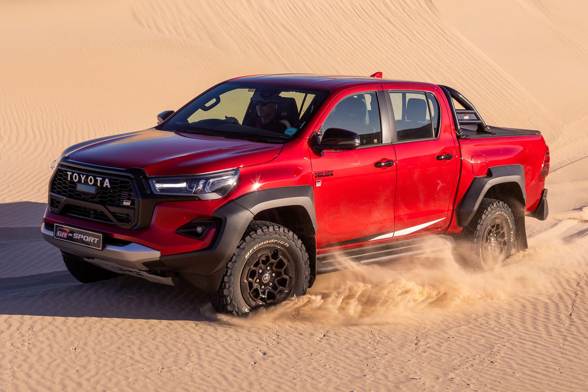 خودرو تویوتا هایلوکس Toyota Hilux GRS 2024 نمای جلو و جانبی