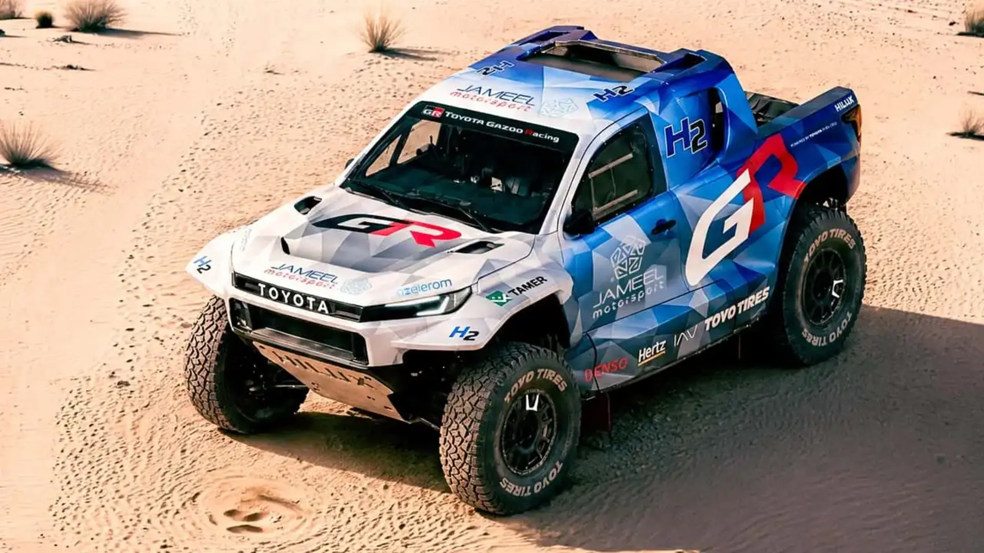 خودروی تویوتا هایلوکس (Toyota Hilux) مدل هیدروژنی در مسیر شنی