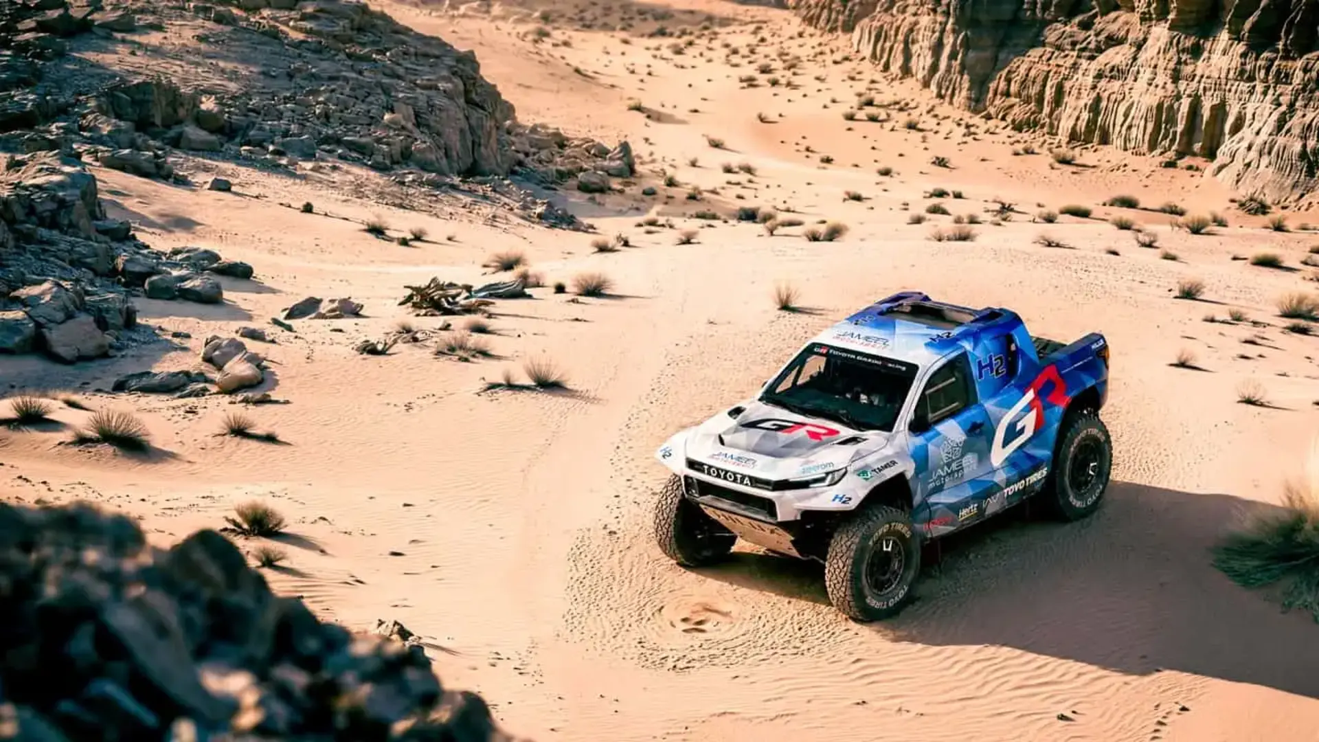 خودروی تویوتا هایلوکس (Toyota Hilux) مدل هیدروژنی در حال حرکت در بیابان