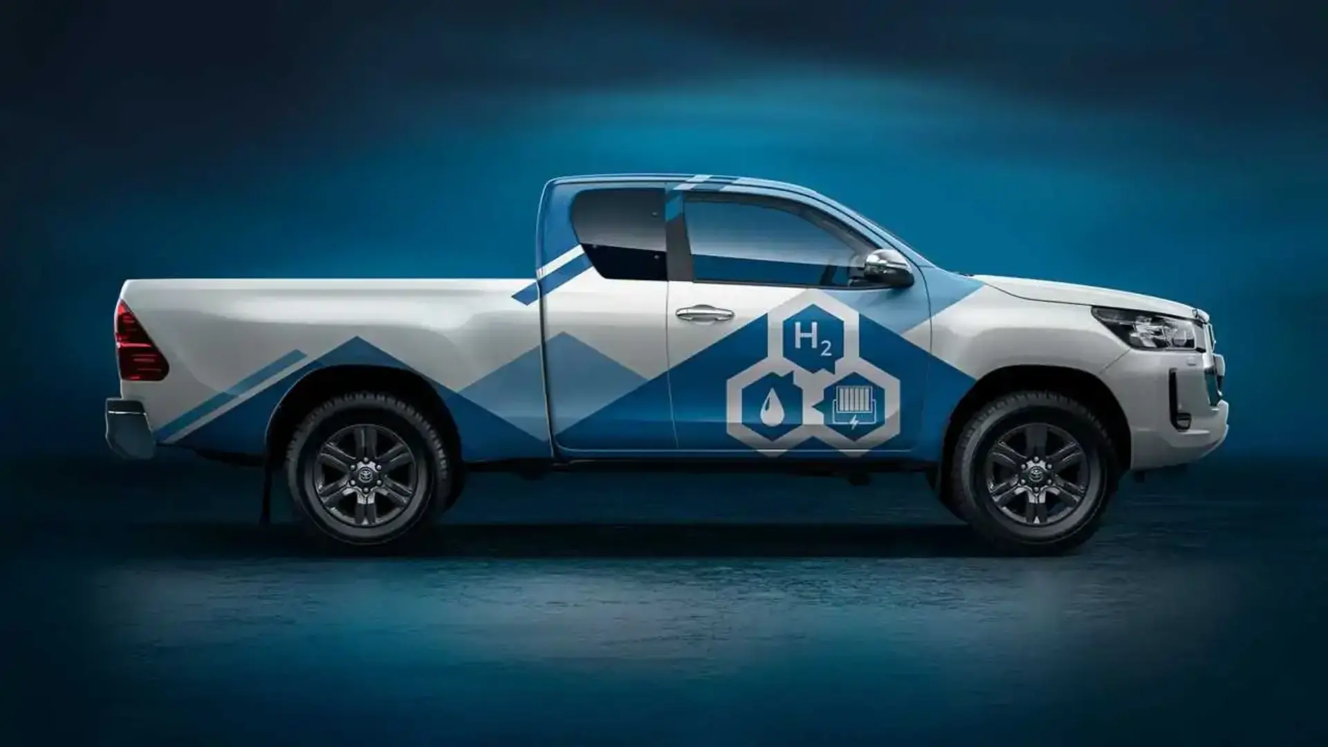 خودروی تویوتا هایلوکس (Toyota Hilux) با طرح گرافیکی هیدروژن و نمادهای انرژی