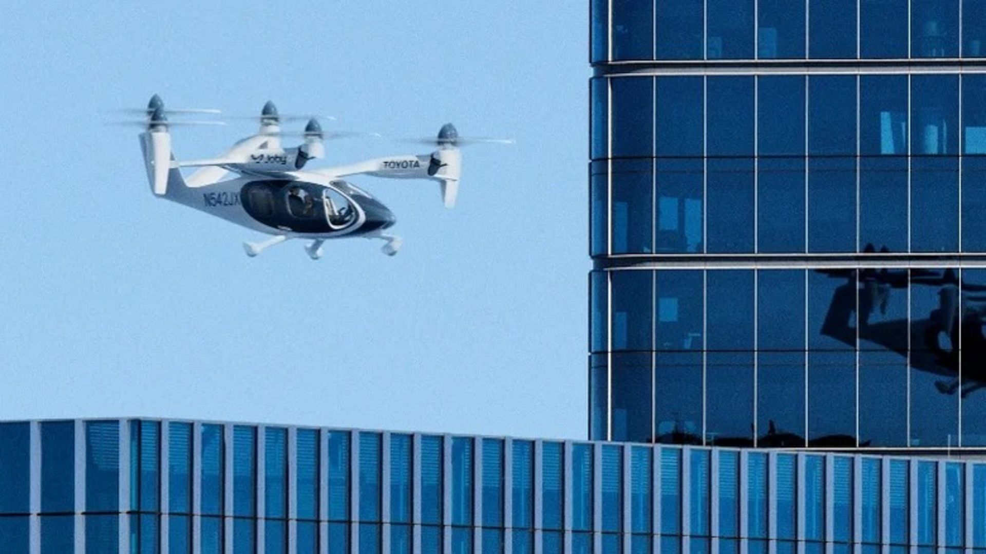 تاکسی پرنده‌ی «جوبی» تویوتا در آسمان شهر