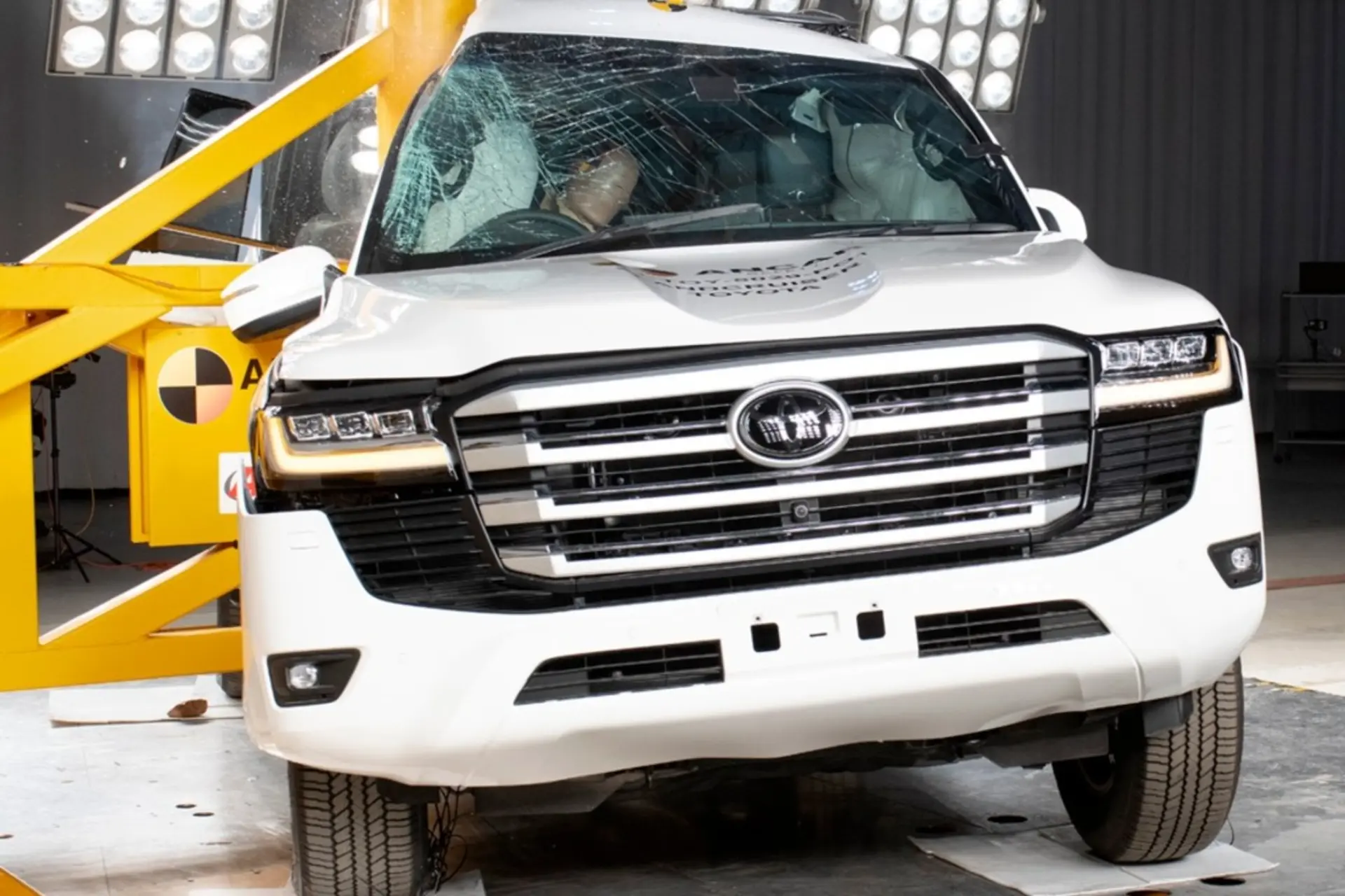 تست تصادف خودرو لندکروزر ۳۰۰ از جانب