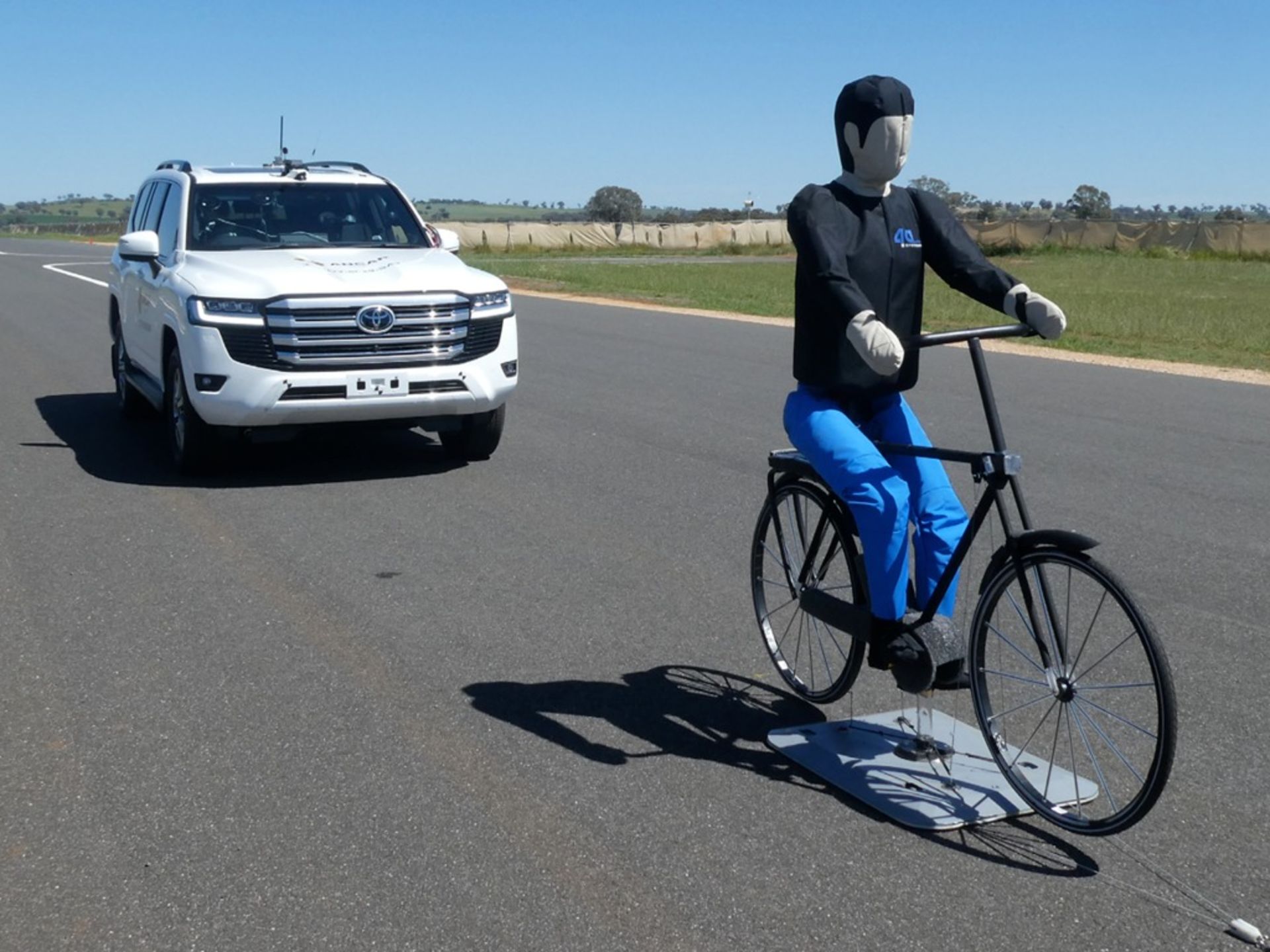 تست تصادف خودرو لندکروزر ۳۰۰ با عابر پیاده