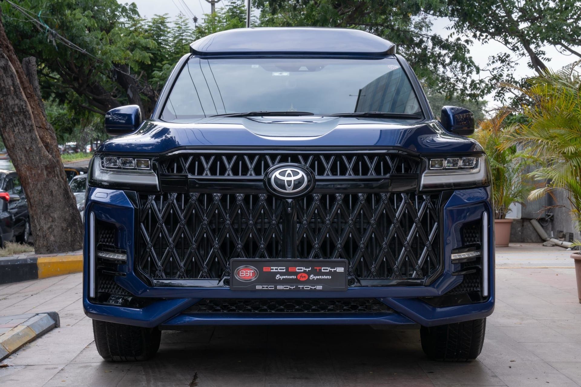 نمای جلو تویوتا لندکروزر لیموزین