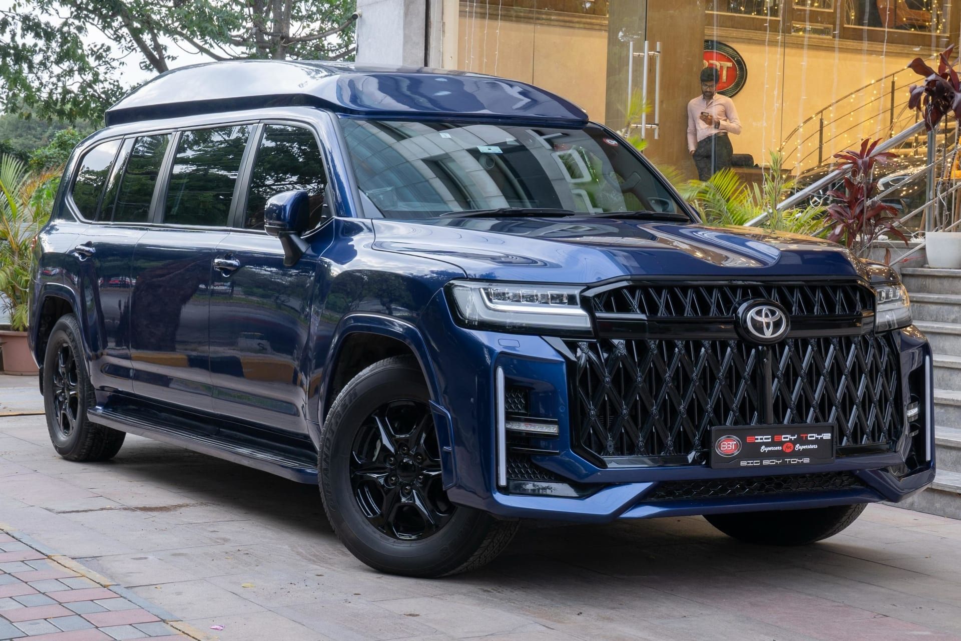 نمای سه‌چهارم جلو تویوتا لندکروزر لیموزین