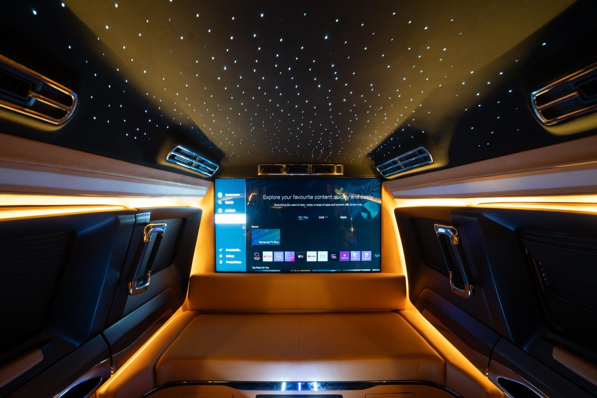 نمای داخلی تویوتا لندکروزر لیموزین