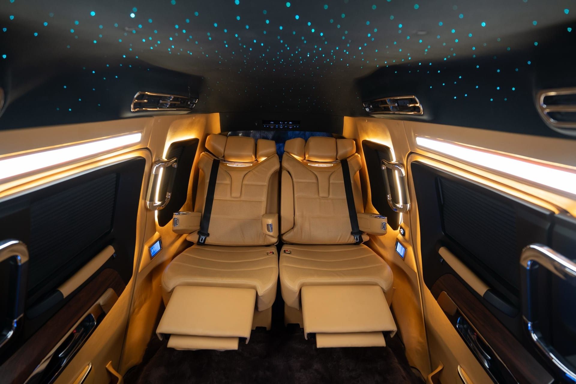 نمای داخلی تویوتا لندکروزر لیموزین