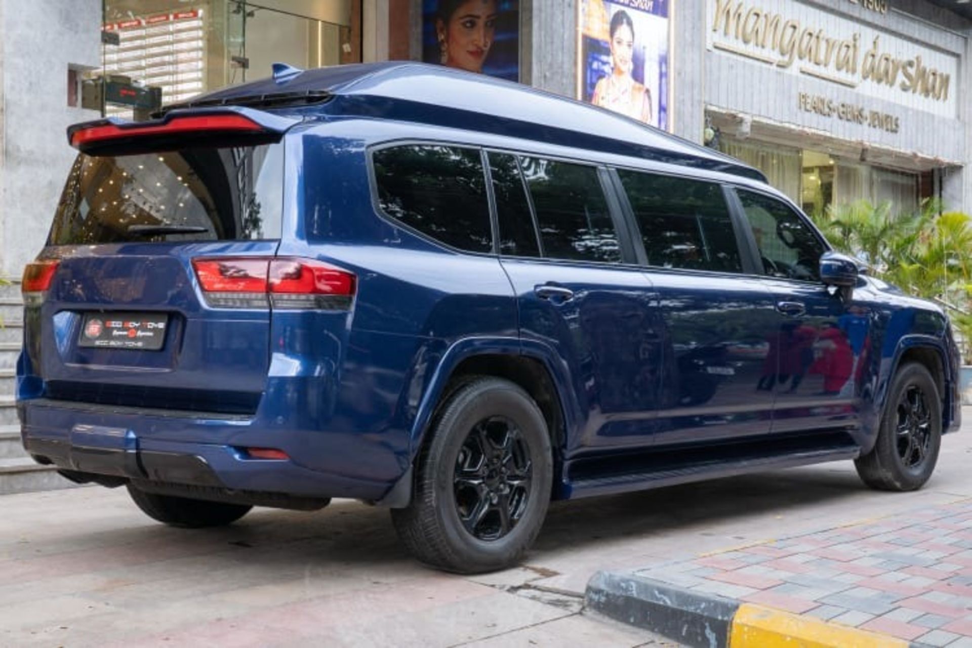 نمای سه‌چهارم عقب تویوتا لندکروزر لیموزین