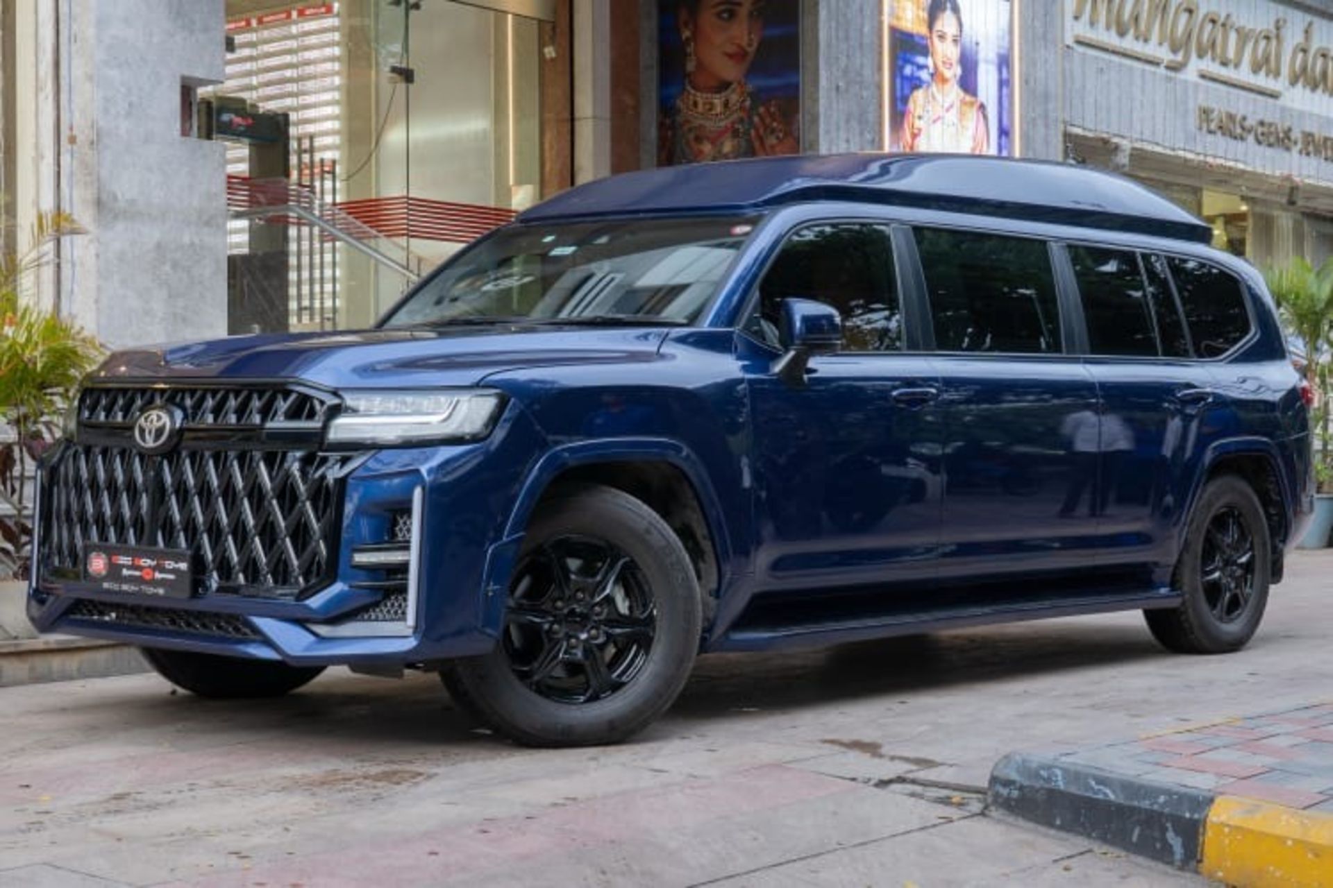 نمای سه‌چهارم جلو تویوتا لندکروزر لیموزین