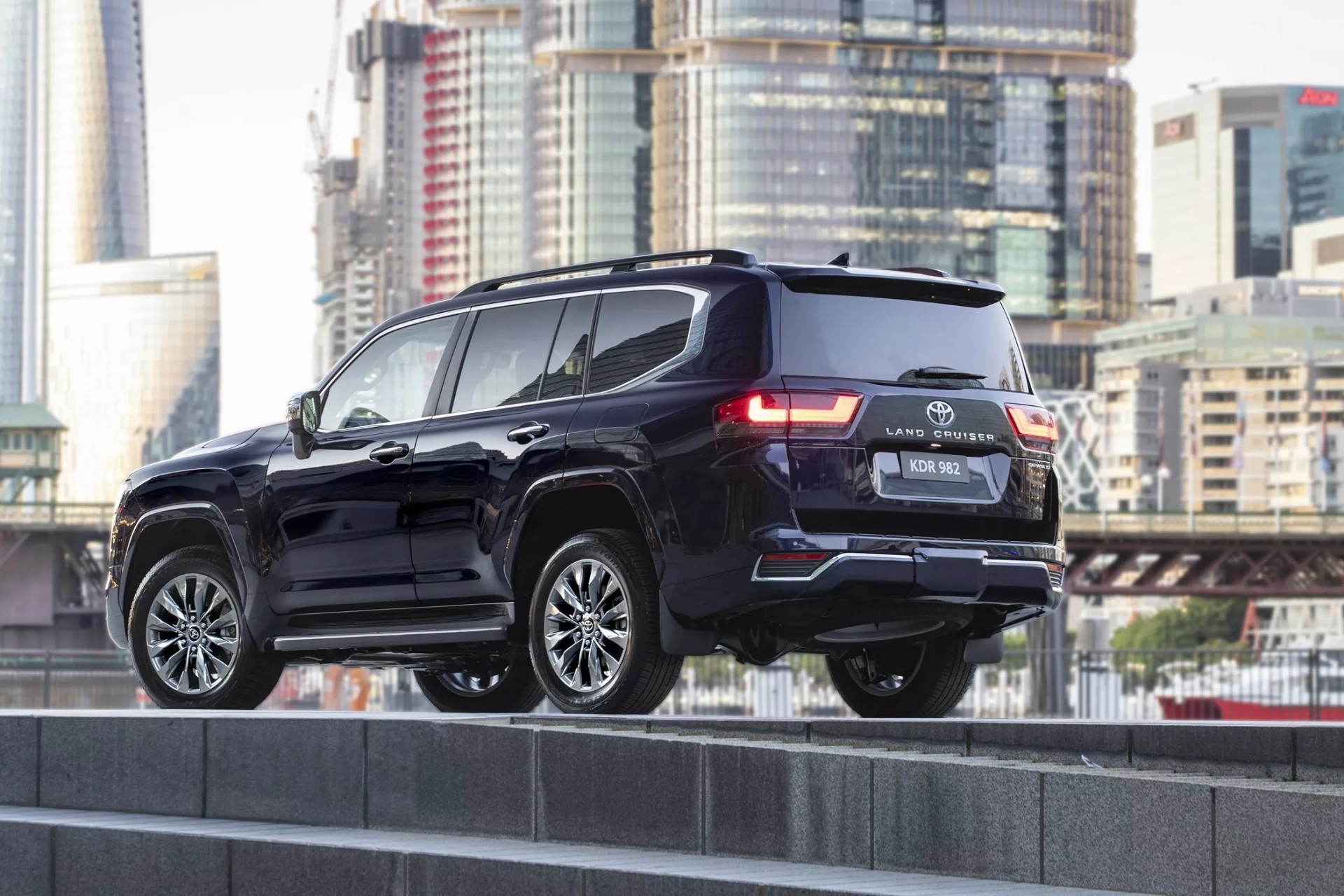 نمای پشتی لندکروزر 300