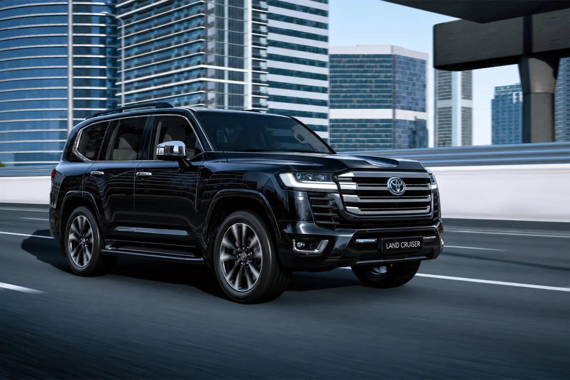 تویوتا لندکروزر سری ۳۰۰ (Toyota Land Cruiser) مشکی در حال حرکت در بزرگراه شهری