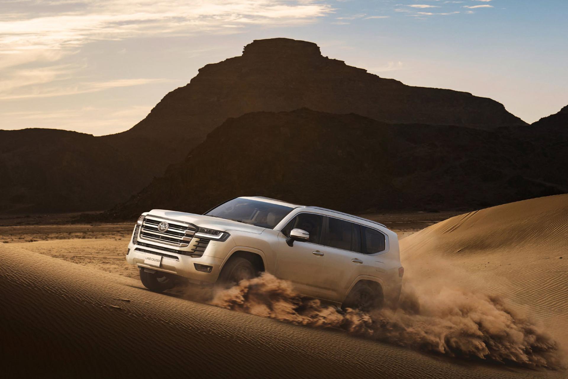 خودرو تویوتا لندکروزر Toyota Land Cruiser J300 2025 نمای جانبی و آفرود