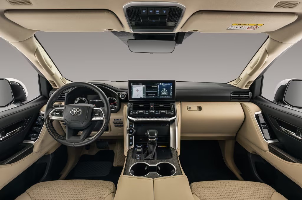 فضای داخلی لندکروزر 300