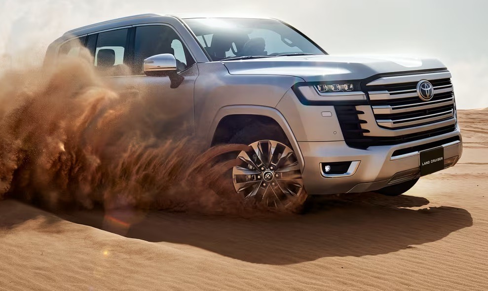 نمایی از جلو لندکروزر 300