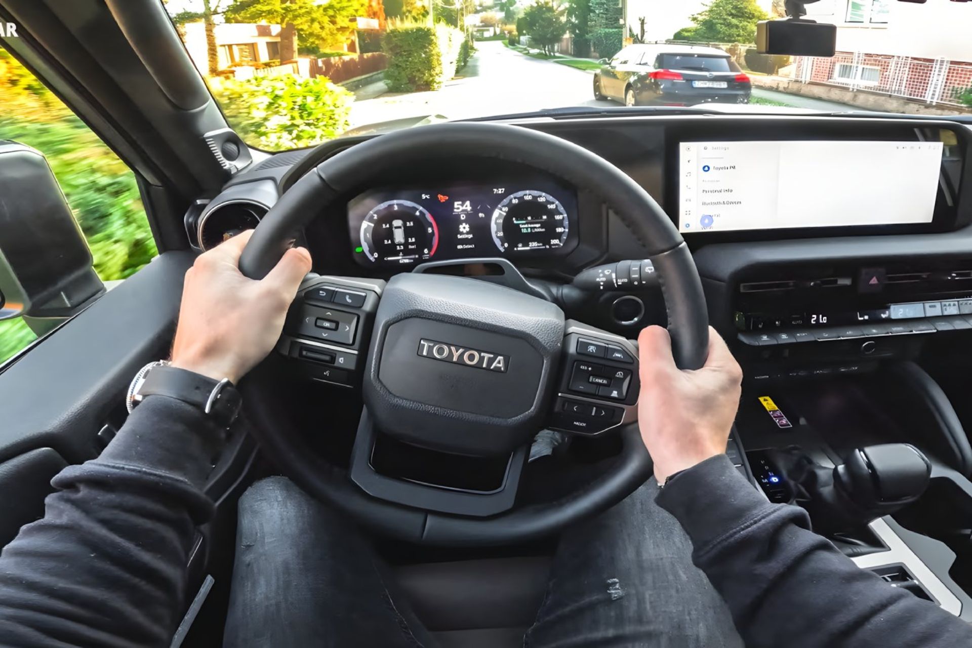 نمای اول شخص تست رانندگی تویوتا لندکروز ۲۰۲۵