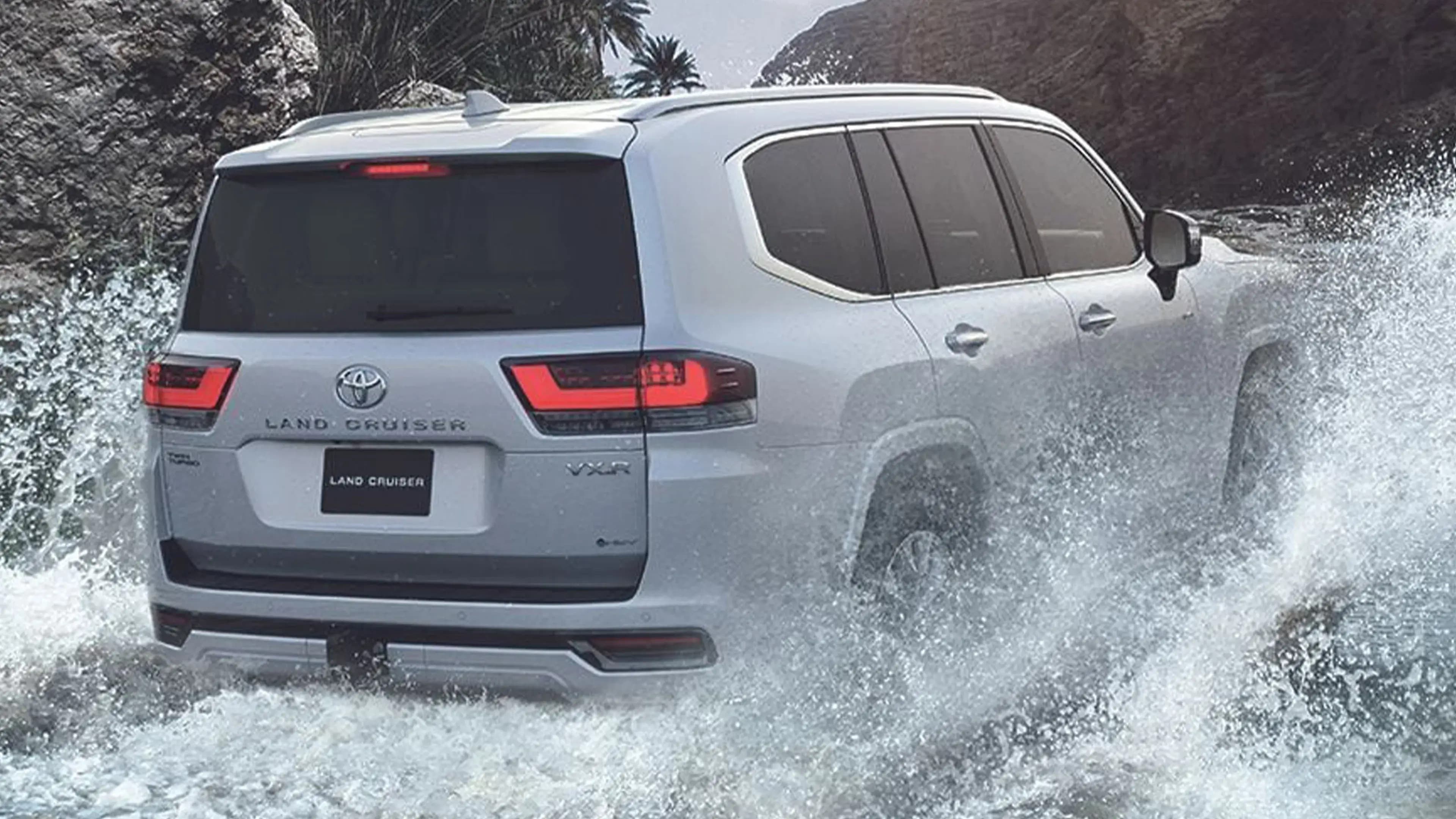 نمای پشتی لندکروزر در یک روز آفتابی