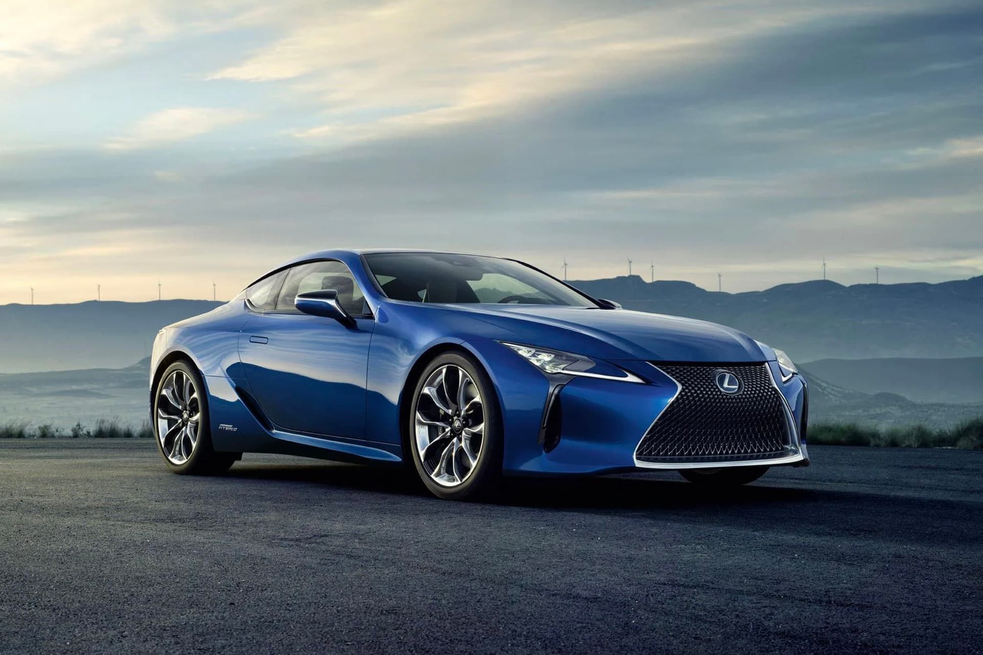 خودرو آبی لکسوس / Lexus آسمان ابری