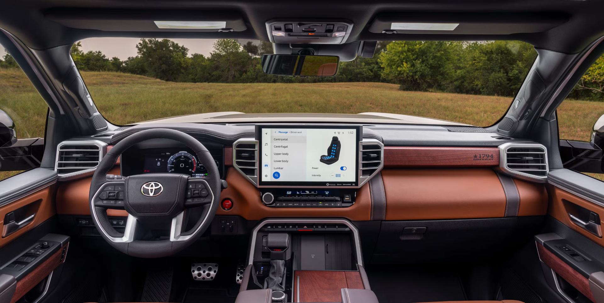 داشبورد و کابین داخلی خودروی تویوتا سکویا (Toyota Sequoia) با نمایشگر لمسی