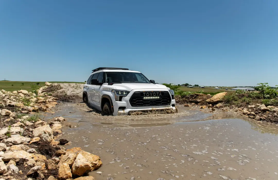 خودرو تویوتا سکویا (Toyota Sequoia) سفید در حال عبور از گل و لای