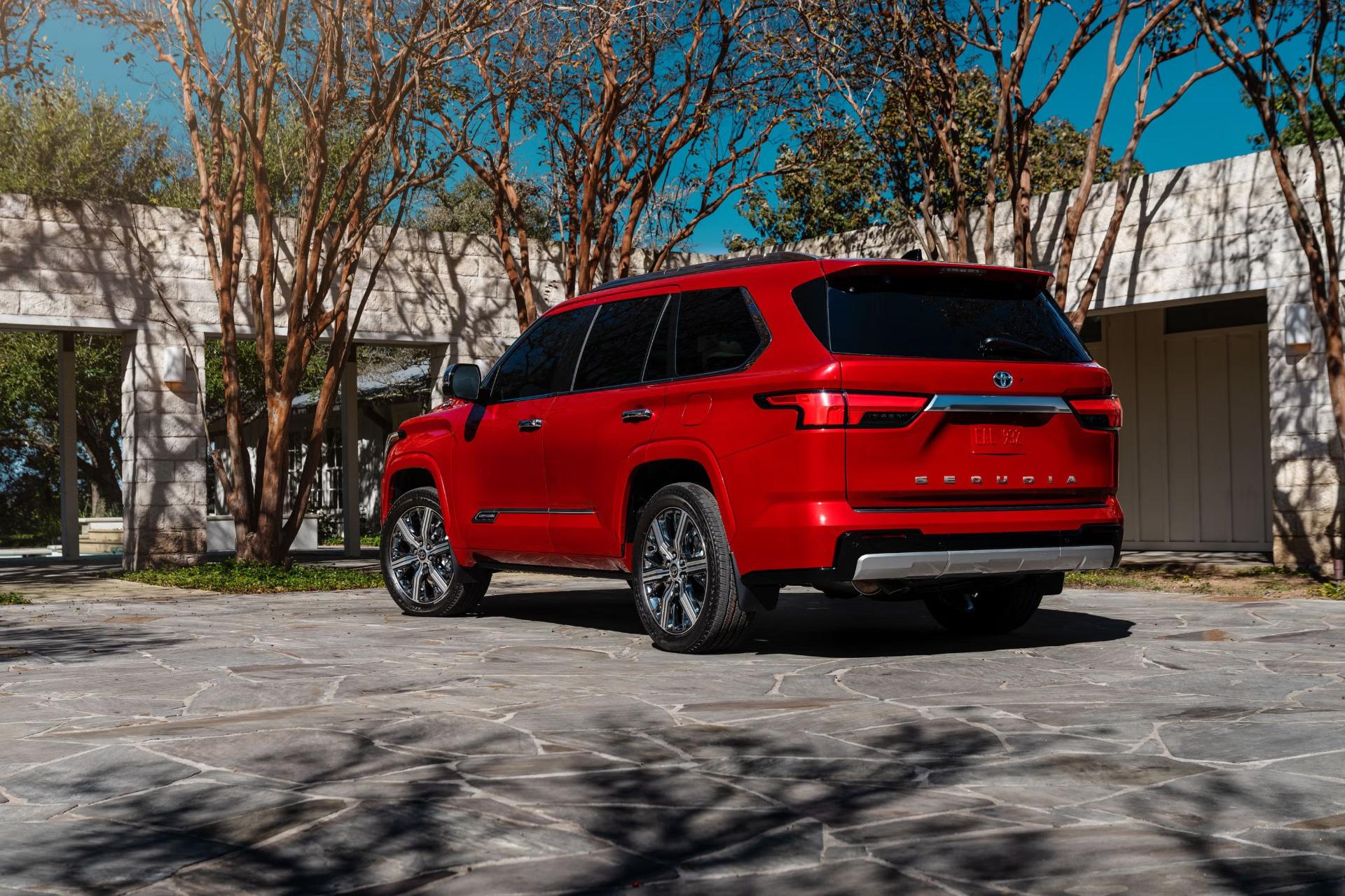 تویوتا سکویا (Toyota Sequoia) قرمز رنگ در فضای باز