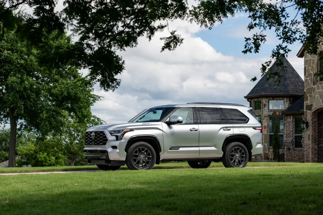 تویوتا سکویا (Toyota Sequoia) نقره‌ای رنگ در فضای باز