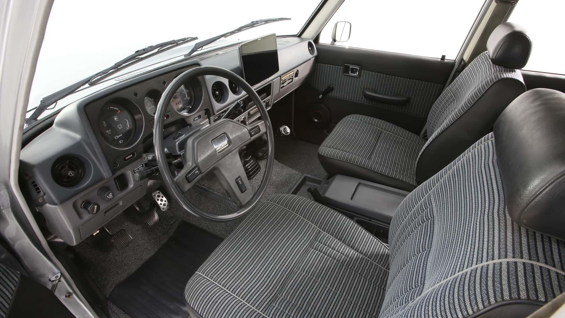 نمای داخل خودرو تویوتا لندکروزر FJ60