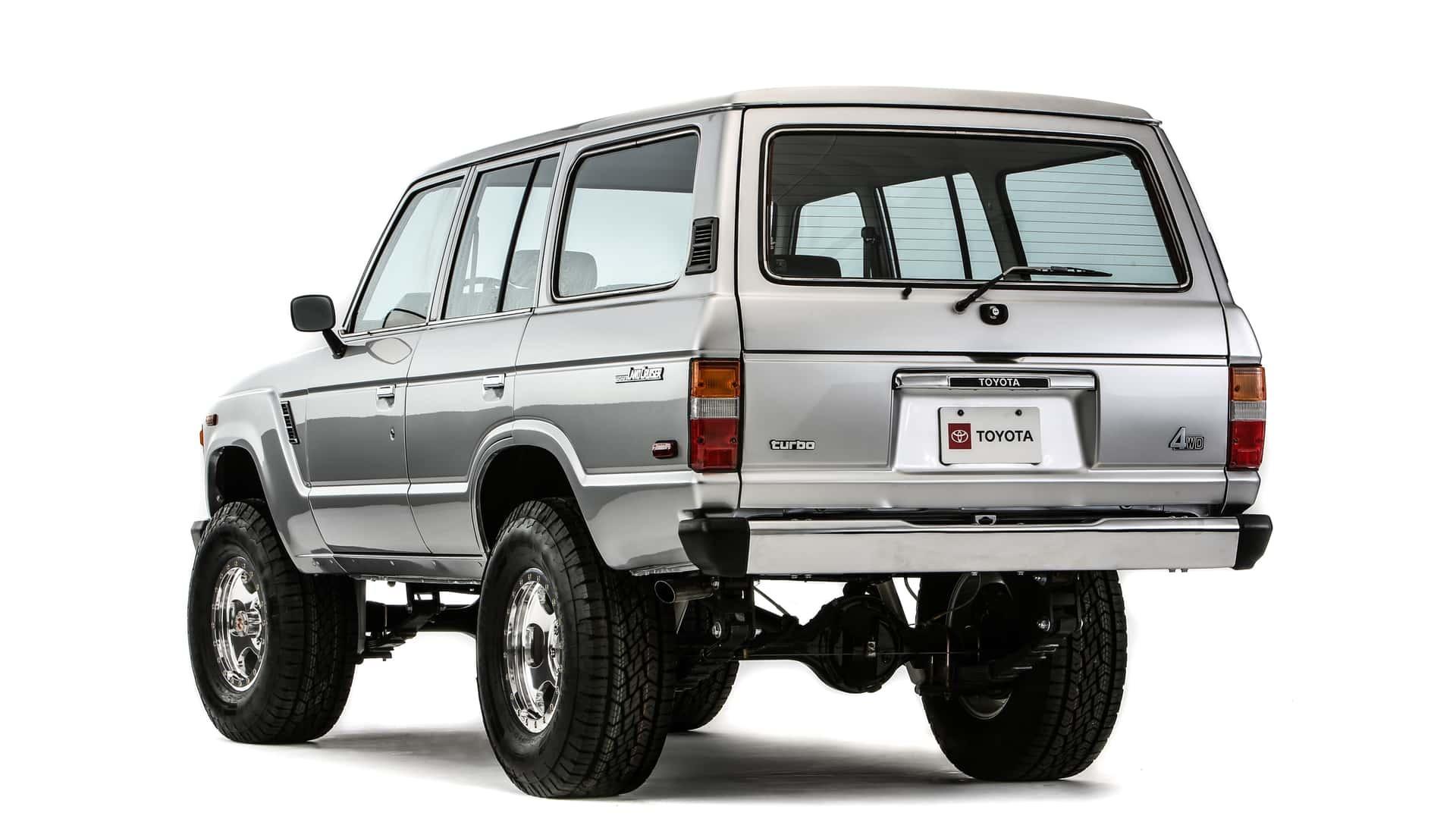 نمای سه‌چهارم عقب خودرو تویوتا لندکروزر FJ60