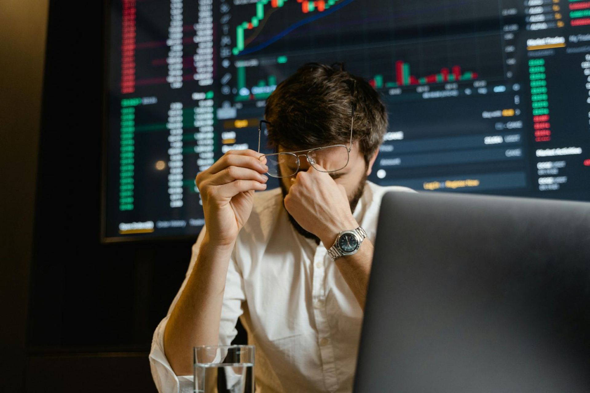 تریدر مرد ناراحت با چارت در پست زمینه او