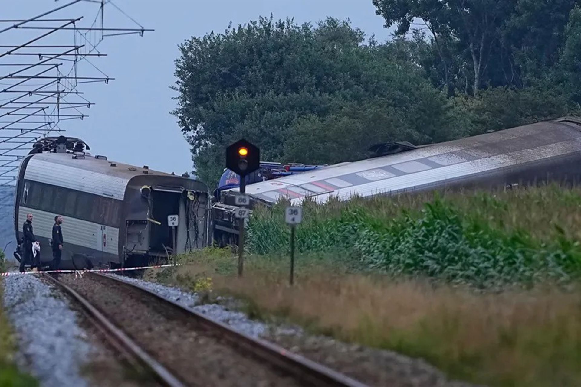 واگن واژگون‌شده‌ی قطار خارج از ریل