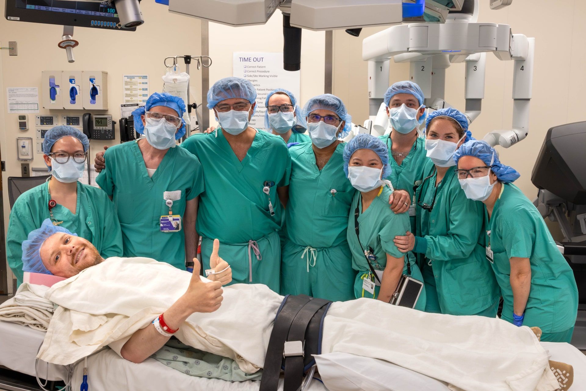 جان نیکلاس و تیم جراحی در اتاق عمل پس از پیوند کلیه بدون بیهوشی