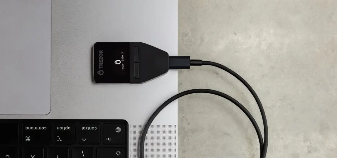 کیف پول سخت افزاری ارز دیجیتال Trezor Safe 3