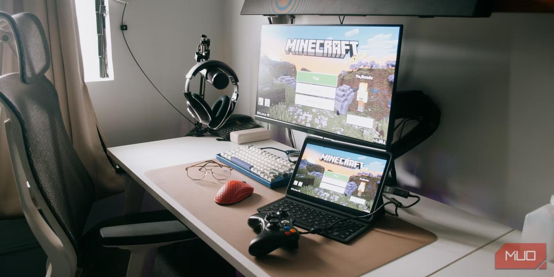 مانیتور روی میز درحال اجرای بازی Minecraft