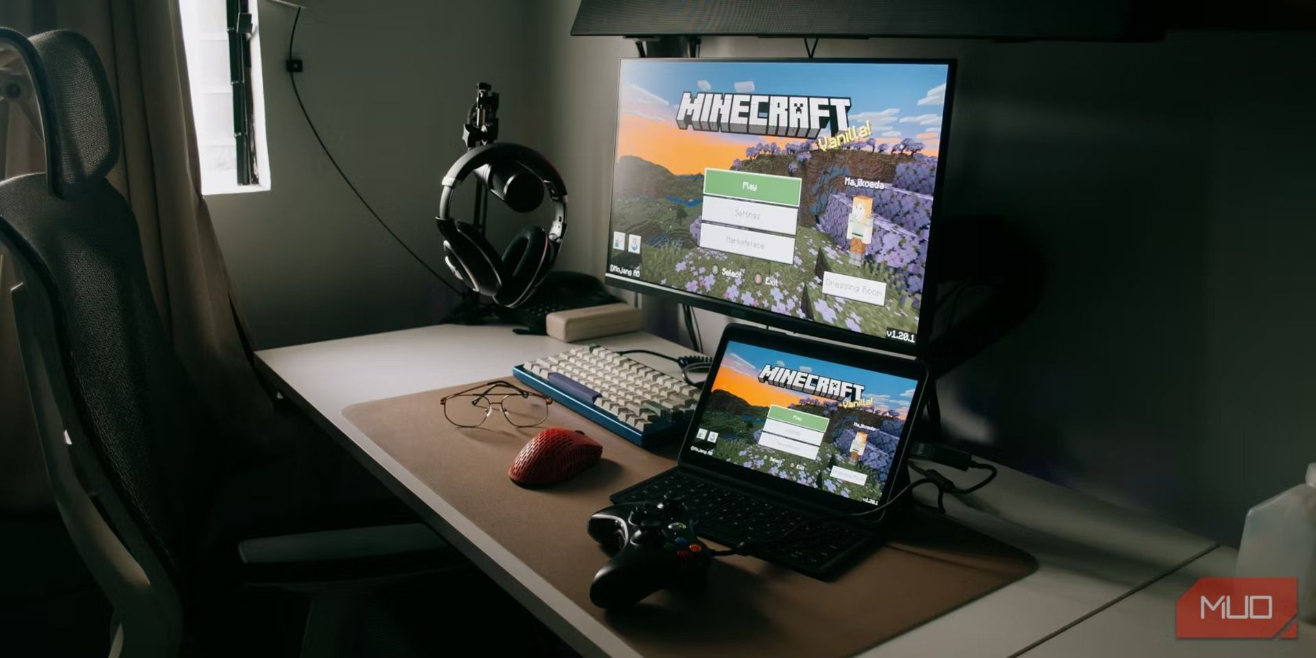 مانیتور روی میز درحال اجرای بازی Minecraft