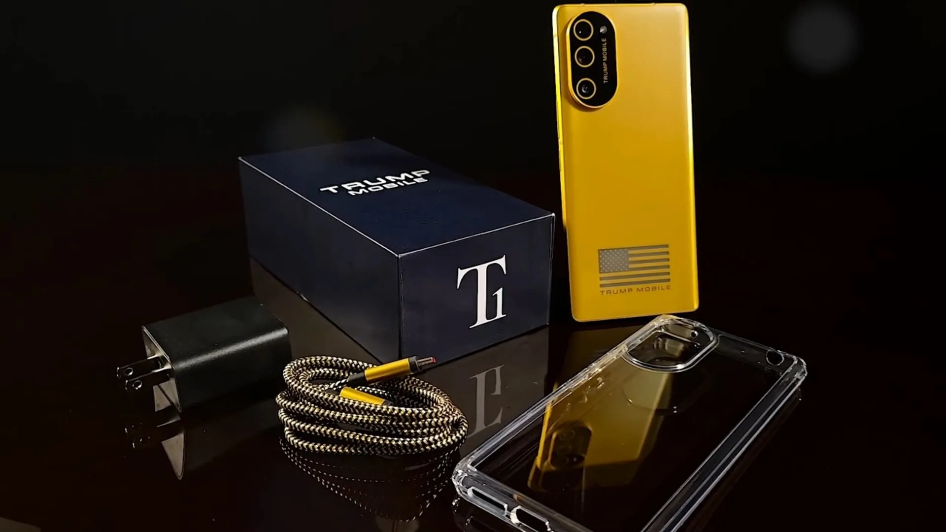 جعبه‌ی گوشی و پنل پشت گوشی ترامپ موبایل T1 Phone رنگ زرد