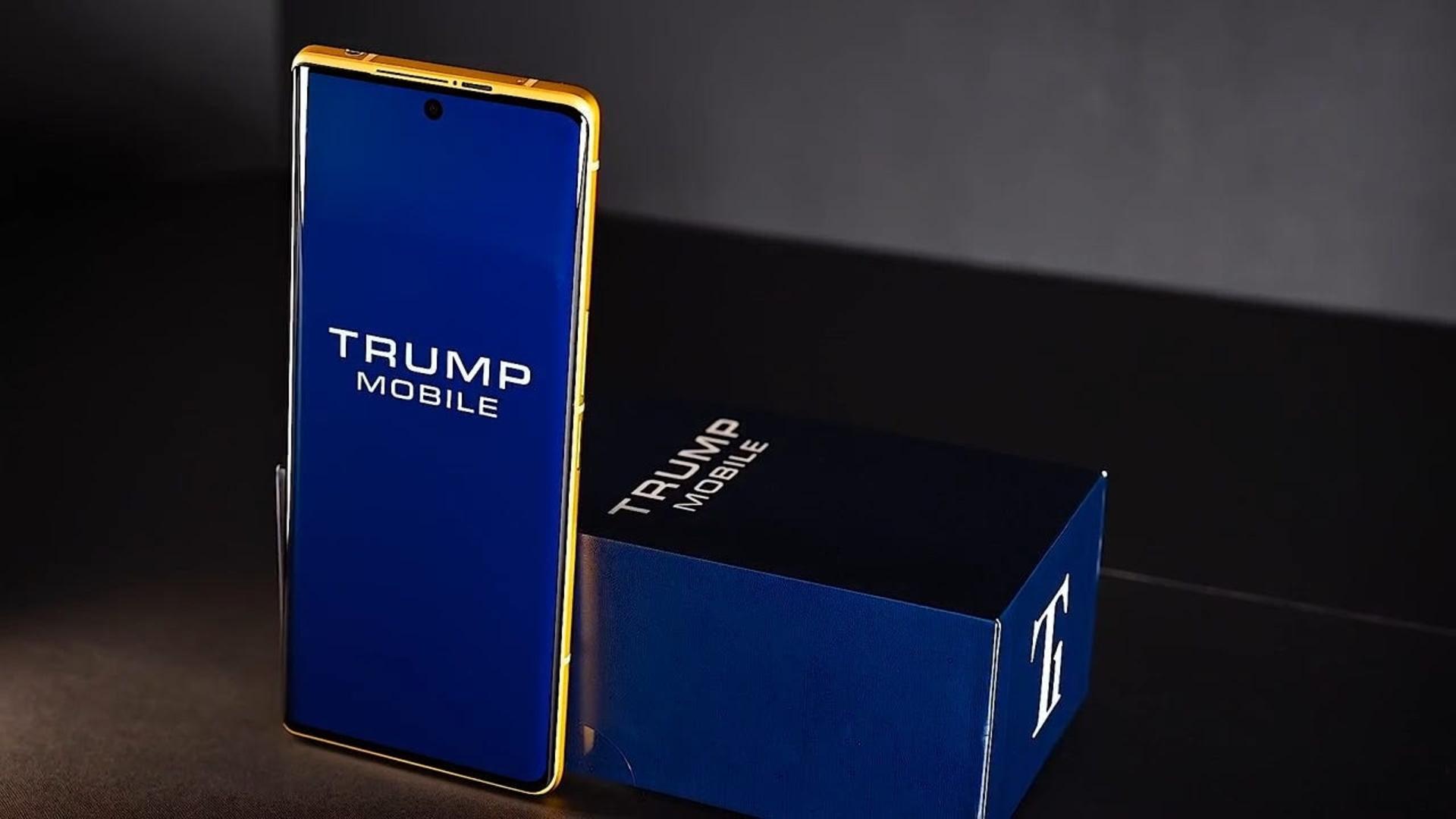 نمایشگر و جعبه‌ی گوشی ترامپ موبایل T1 Phone رنگ آبی