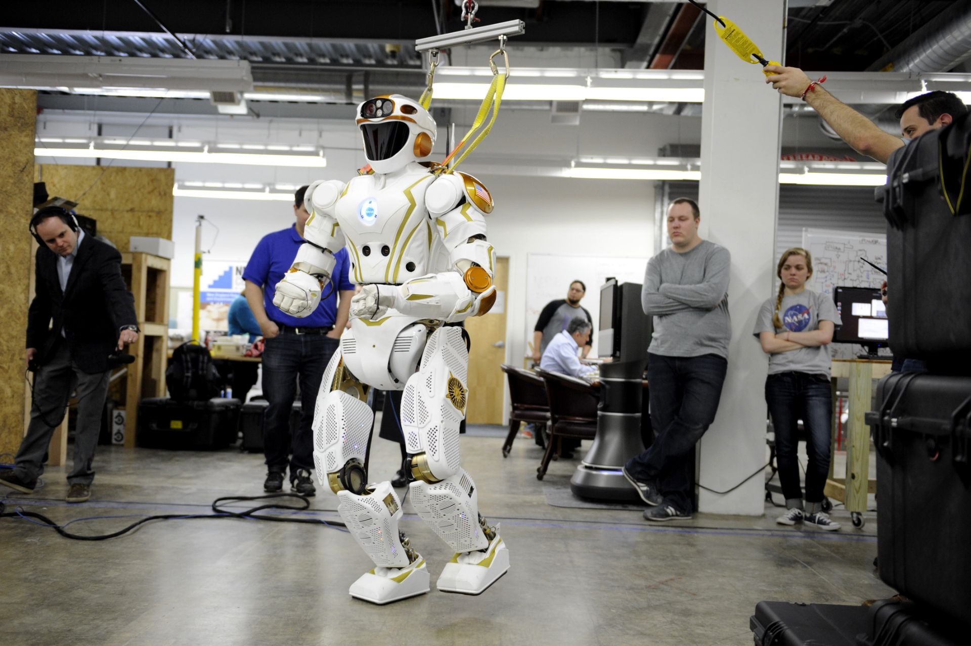 ربات والکری ناسا درحال راه رفتن میان کارکنان