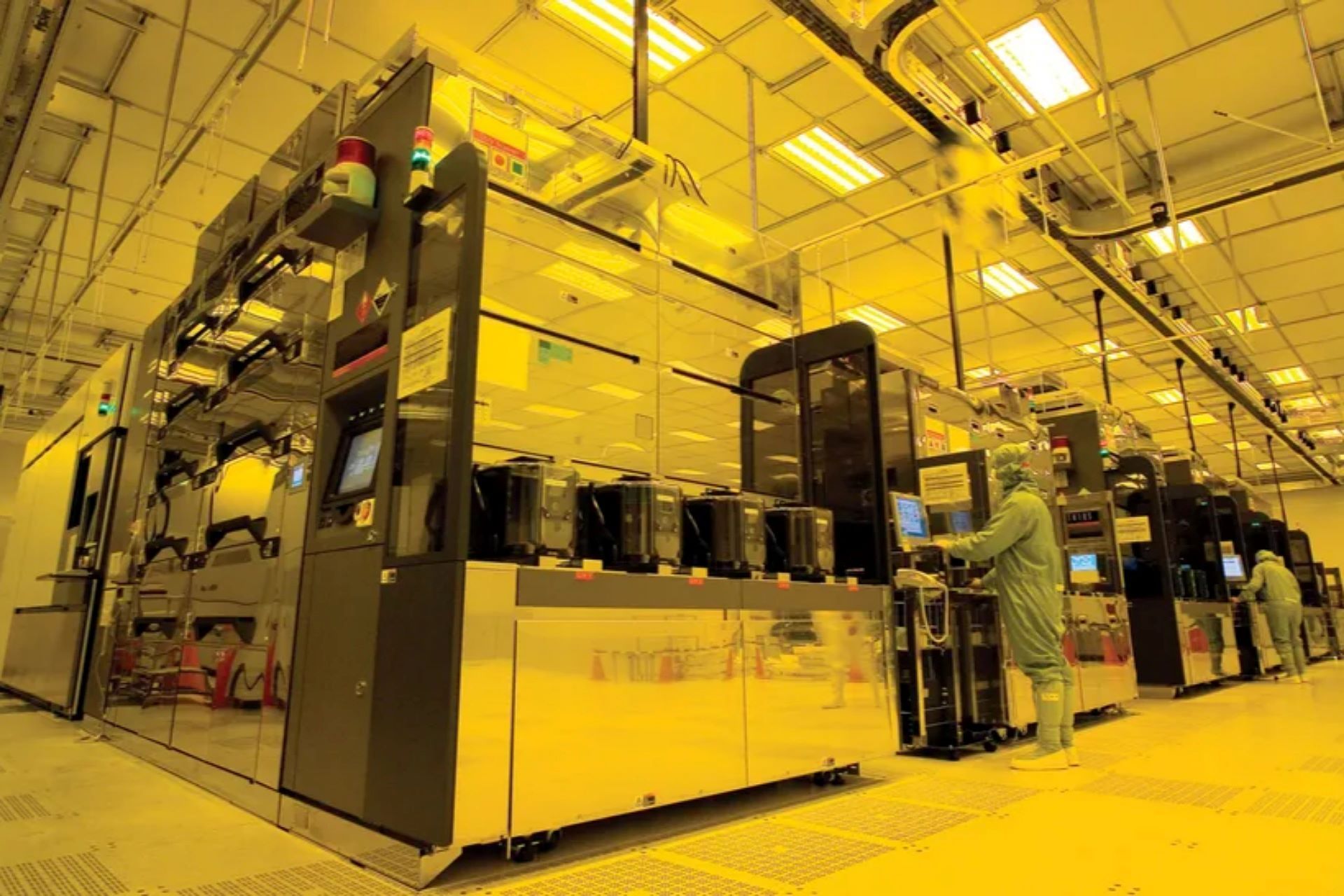 یکی از بخش‌های کارخانه‌ی Fab 21 شرکت TSMC در آریزونای آمریکا