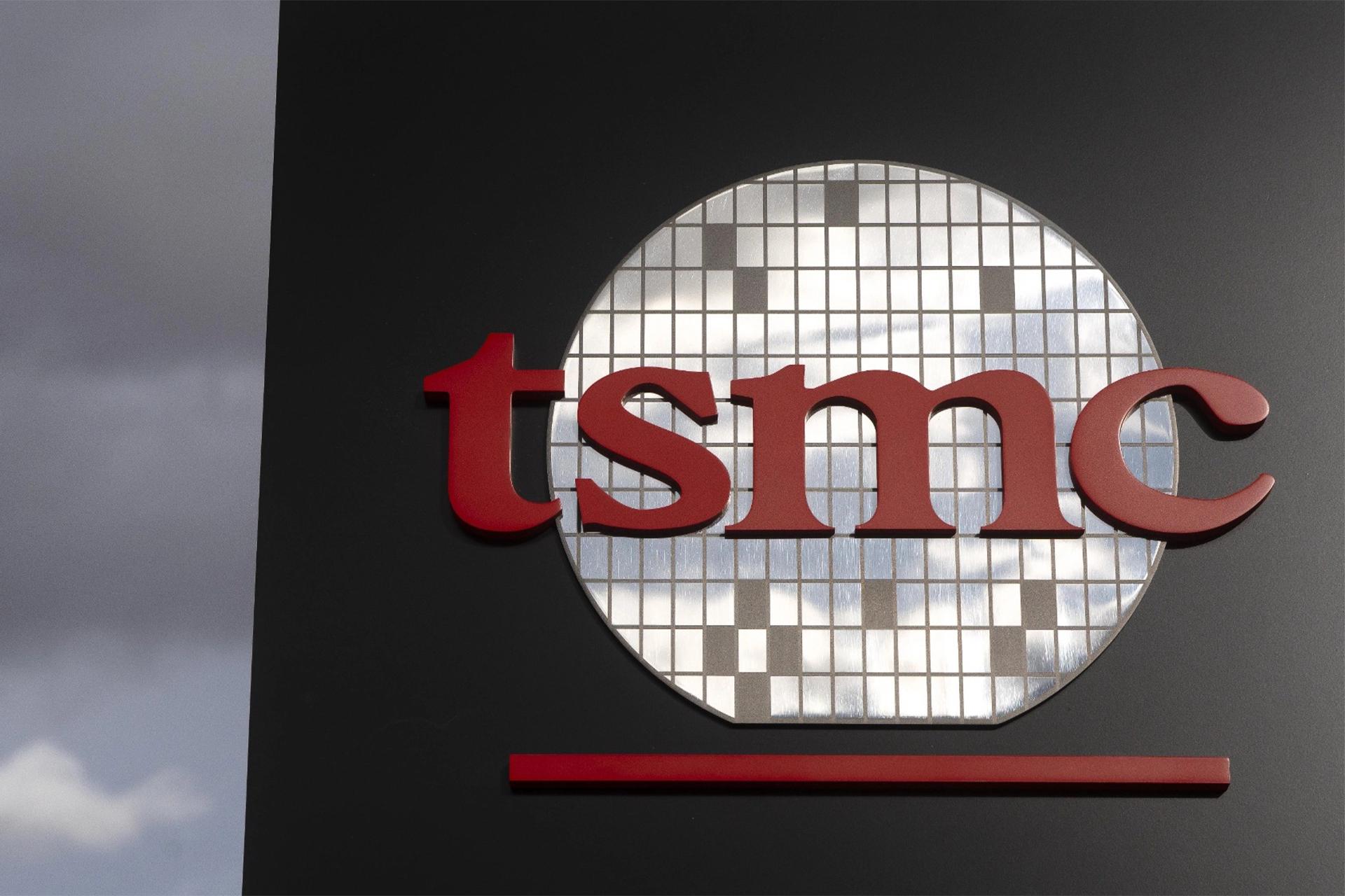 لوگو بزرگ TSMC روی دیوار مشکی از نمای نزدیک
