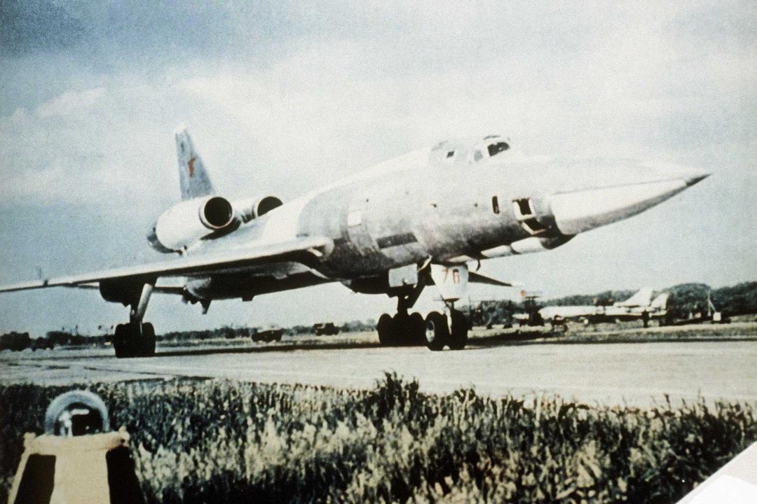 یک هواپیمای پارک شده توپولف Tu-22 بلایندر شوروی.