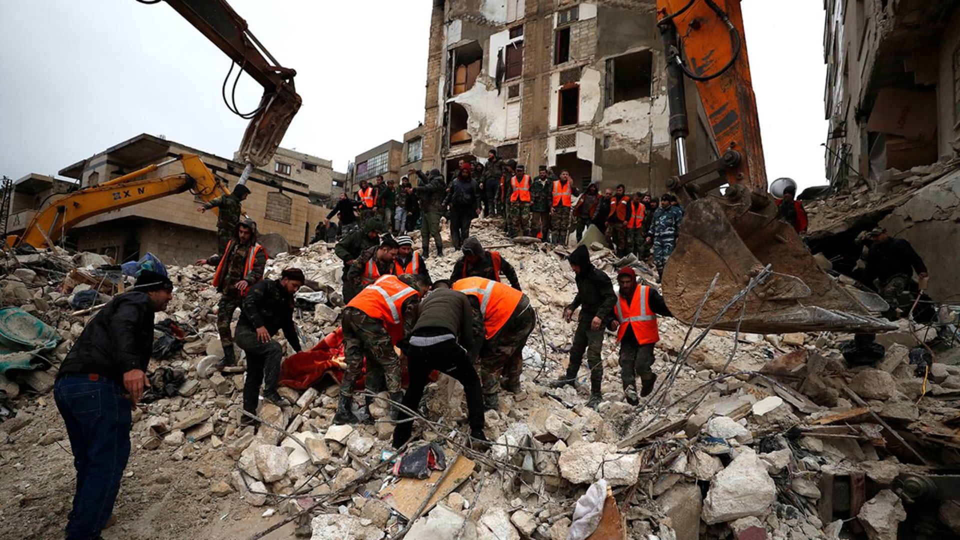 تلاش گروه‌های امداد برای نجات افراد از زیر آوار زلزله ترکیه