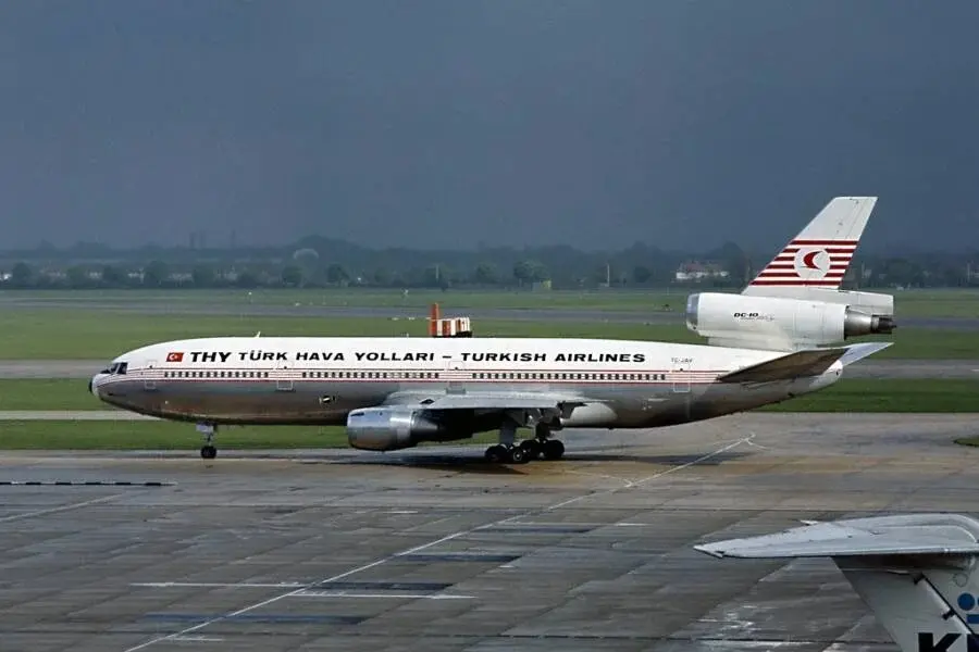 هواپیمای مدل مک‌دانل داگلاس (McDonnell Douglas DC-10) متعلق به شرکت ترکیش ایرلاینز (Turkish Airlines) در باند فرودگاه