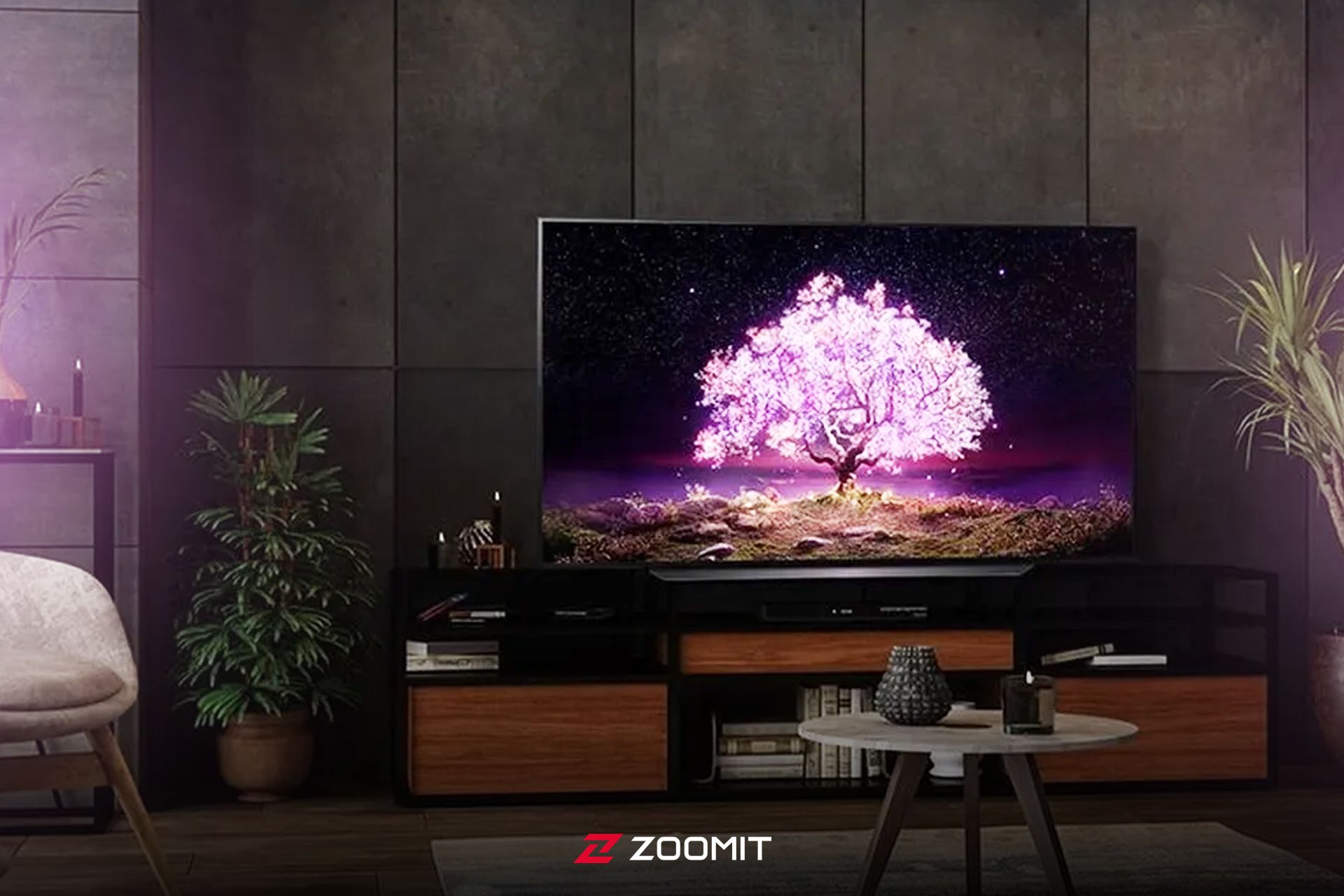 تلویزیون روشن روی میز تلویزیون