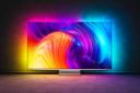 تلویزیون فیلیپس Philips PUS8887 سری 8800  نمای جلو با نورپردازی Ambilight در اتاق تاریک