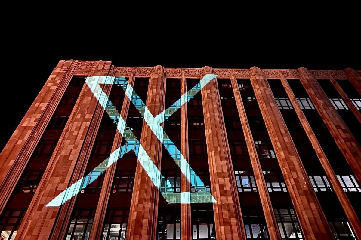 لوگو ایکس X روی ساختمان مرکزی توییتر در شب